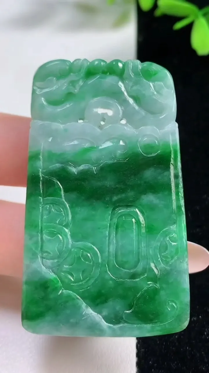 天然A货翡翠仿古牌吊坠，尺寸56.7-33.6-6.7，重:27.48g
11月4日