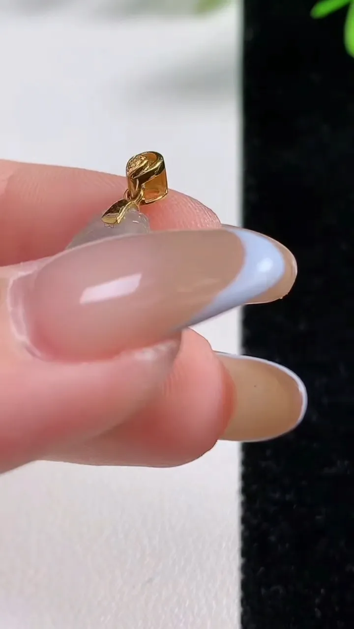 天然A货翡翠如意吊坠，尺寸22-13.3-4.5，重:2.53g
11月4日