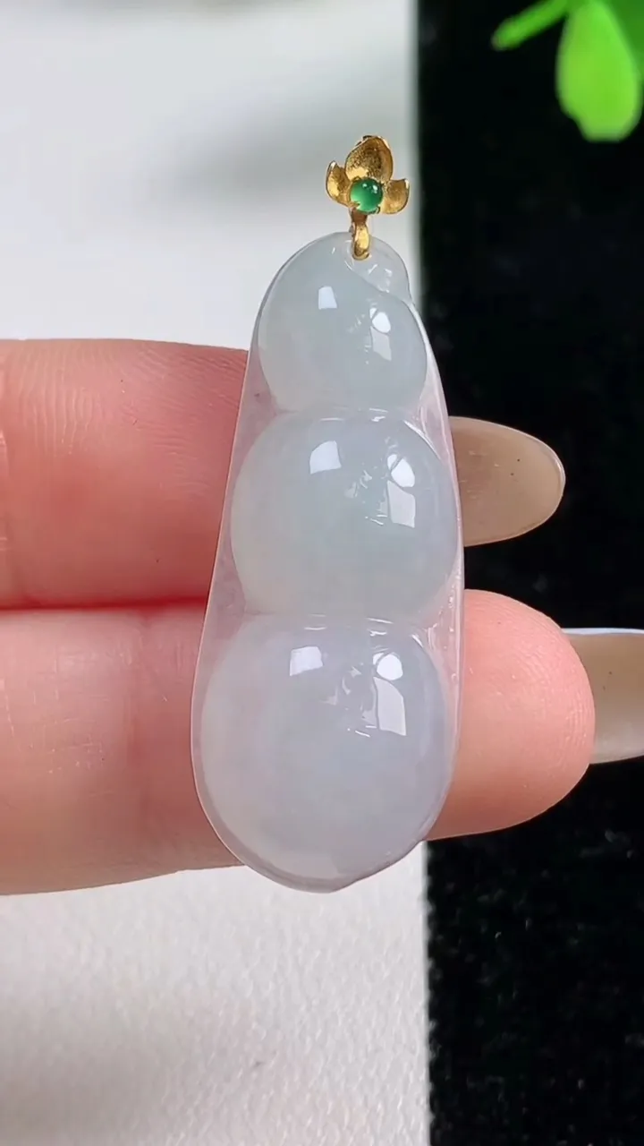 天然A货翡翠种白冰福豆吊坠，尺寸34.5-14-5.3，重量:4.43g
11月4日