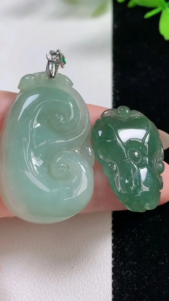 天然A货翡翠如意吊坠一对，尺寸38.8-24-6，重:10.85g
11月4日