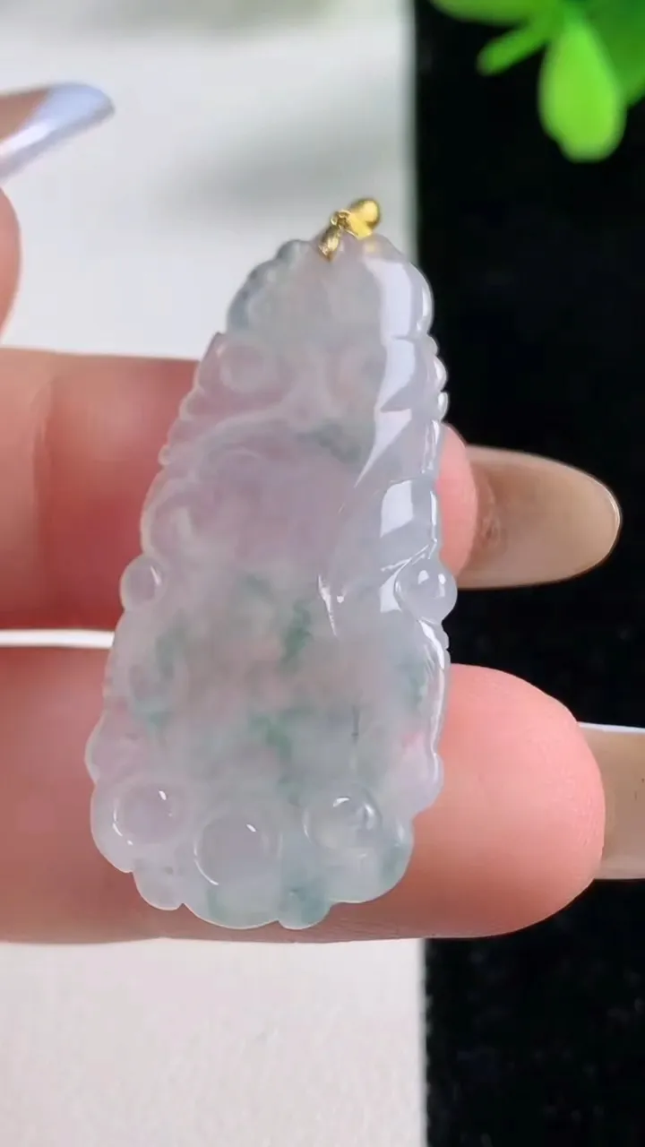 天然A货翡翠种飘花荷叶吊坠，尺寸35.7-17.3-3.6，重量:4.53g
11月4日