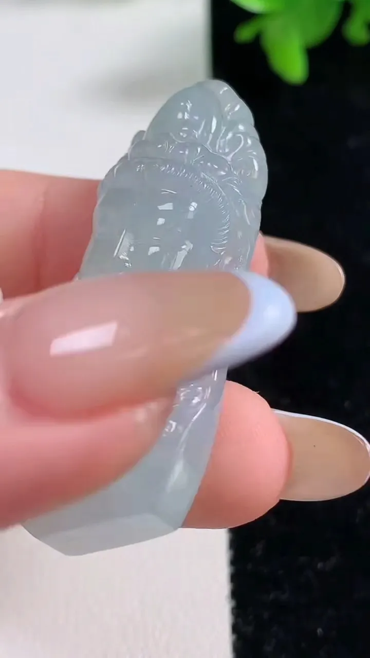 天然A货翡翠观音头吊坠，尺寸46-42-18.3，重量:16.19g
11月4日