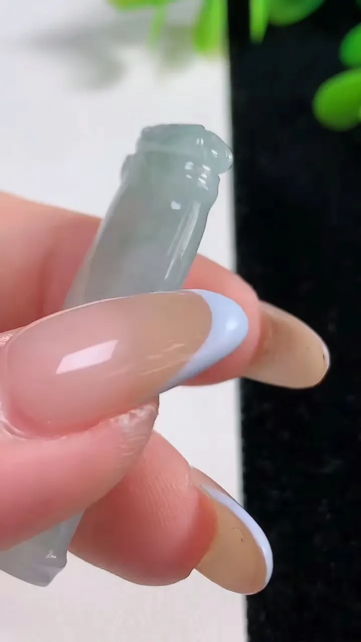 天然A货翡翠冰种飘花节节高升 竹节吊坠，尺寸44-16-9.8，重:9.87g
11月4日