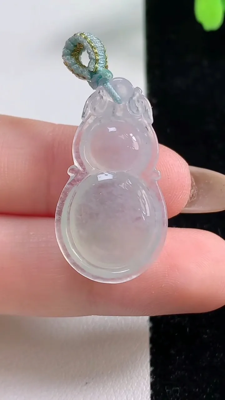 天然A货翡翠葫芦吊坠，尺寸30.4-16.5-5.5，重量:4.10g
11月4日