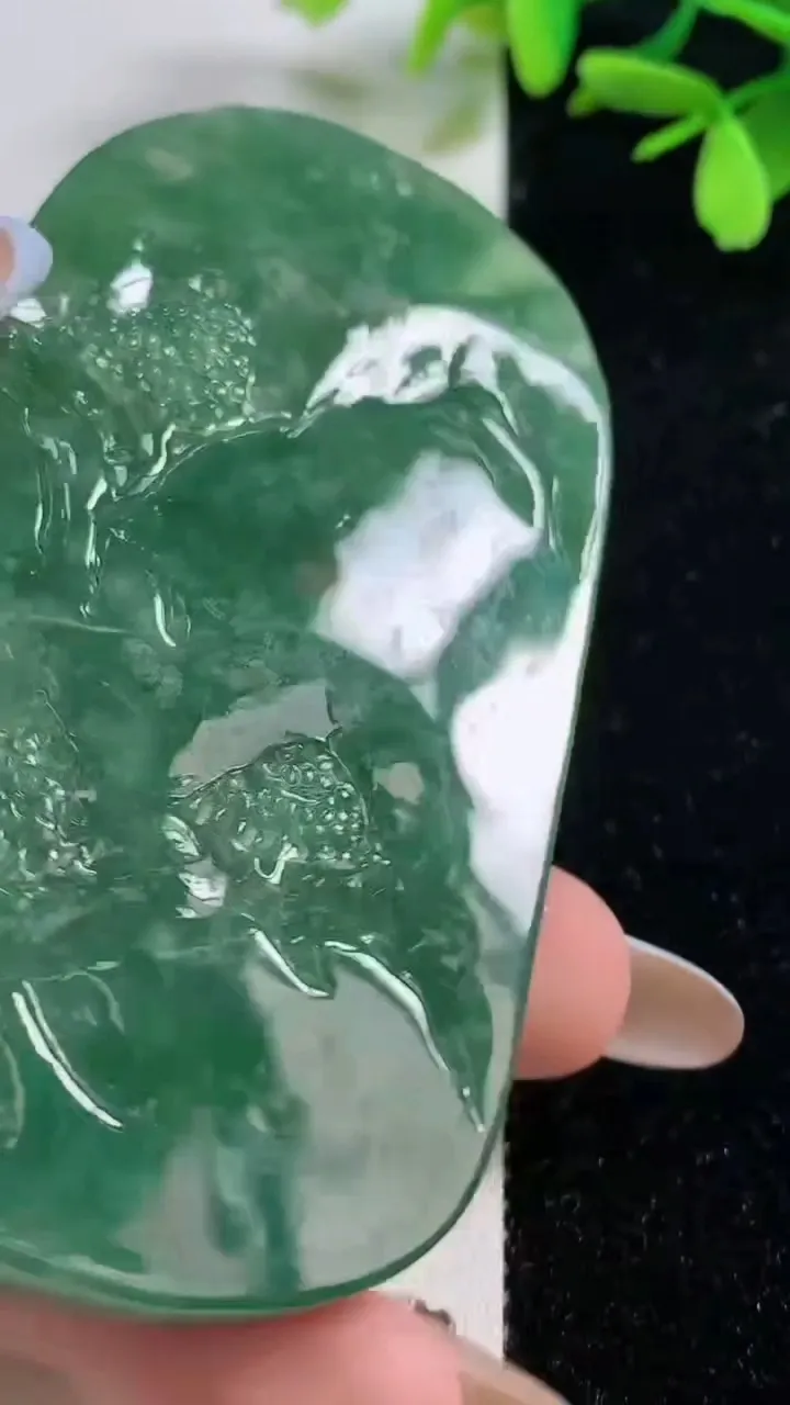 天然A货翡翠山水牌吊坠，尺寸78.2-46-12，重:96.06g
11月4日