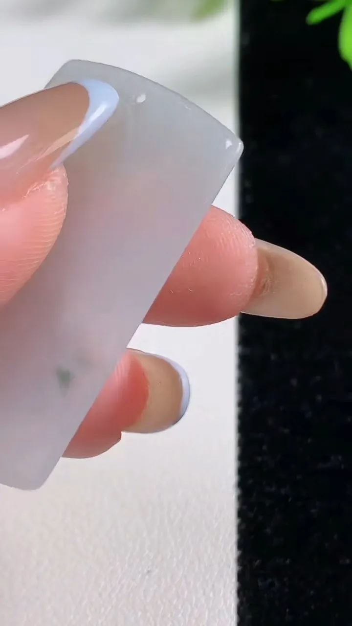 天然A货翡翠冰种飘花生肖兔吊坠，尺寸41-29.2-3.4，重:7.65g
11月4日