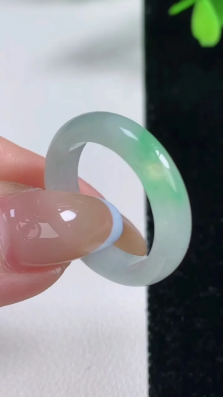 天然A货翡翠指环戒指，尺寸19.2-5.2-3.1，重量:3.65g2025年11月4日
工厂直销收藏佳品,种好水足，色泽均匀，有种有色，上手高大气！