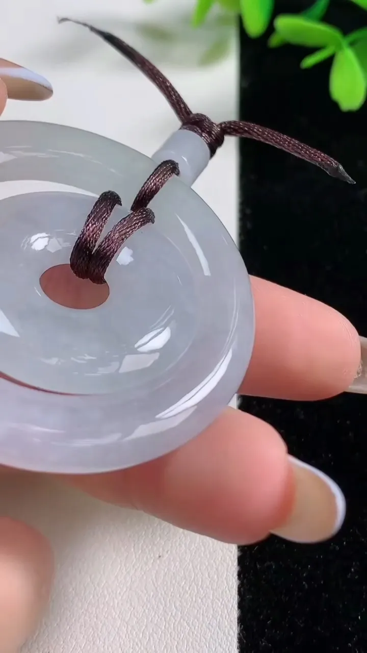 天然A货翡翠白冰母子平安扣吊坠，尺寸48.8-5.8，重:35.96g
11月4日