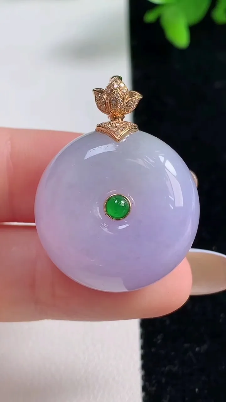 天然A货翡翠18K金紫罗兰路路通吊坠，尺寸24.2-13.8，重量:18.38g
11月4日