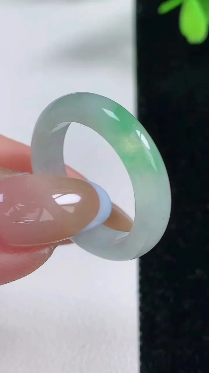 天然A货翡翠指环戒指，尺寸19.2-5.2-3.1，重量:3.65g2025年11月4日
工厂直销收