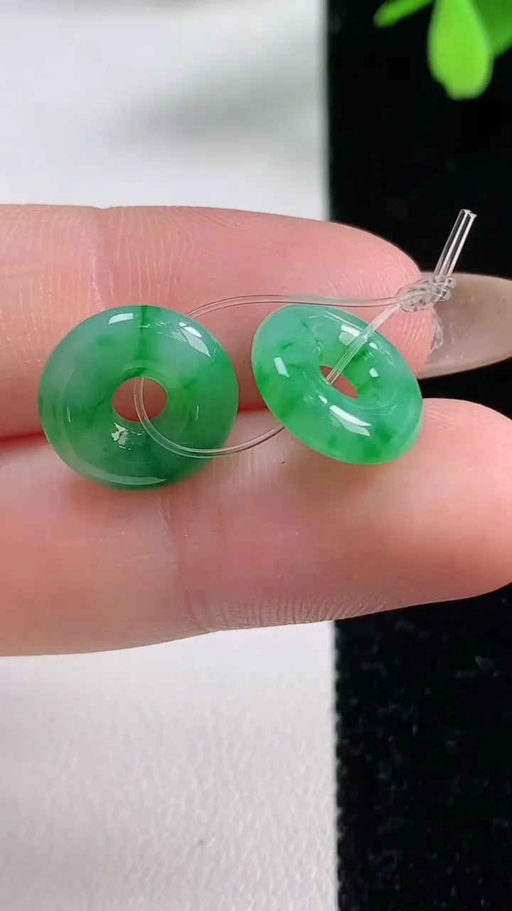 天然A货翡翠平安环吊坠一对，尺寸12.4-3.2，重量:2.12g
11月4日