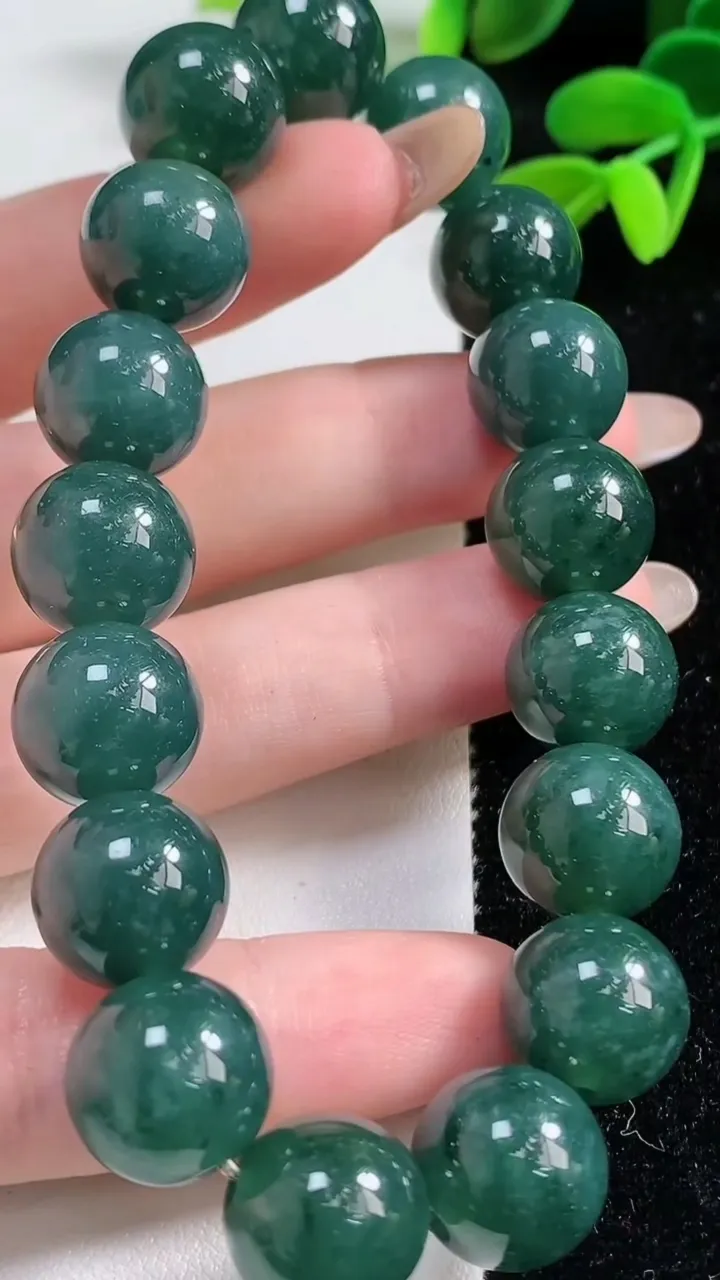 天然A货翡翠货蓝水圆珠手串，尺寸12.5，重:57.27g11月4日
工厂直销收藏佳品,种好水足，色泽均匀，有种有色，上手高大气！