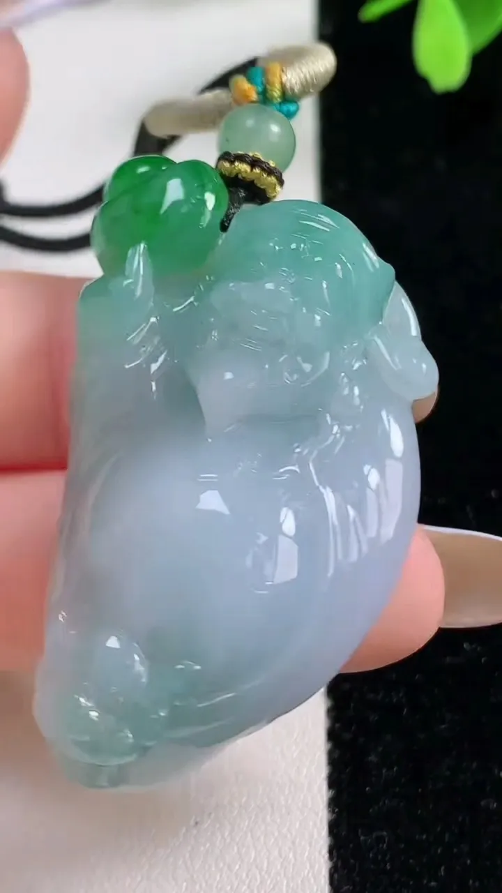 天然A货翡翠财神爷吊坠，尺寸44.4-27-11.8，重量:30.87g
11月4日