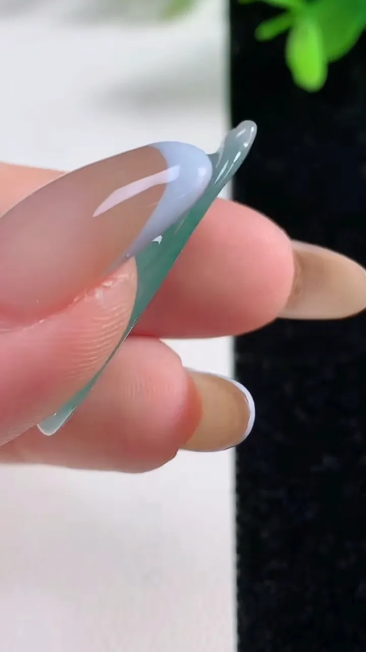 天然A货翡翠福豆吊坠，尺寸33.3-14.6-5.8，重量:3.57g
11月4日