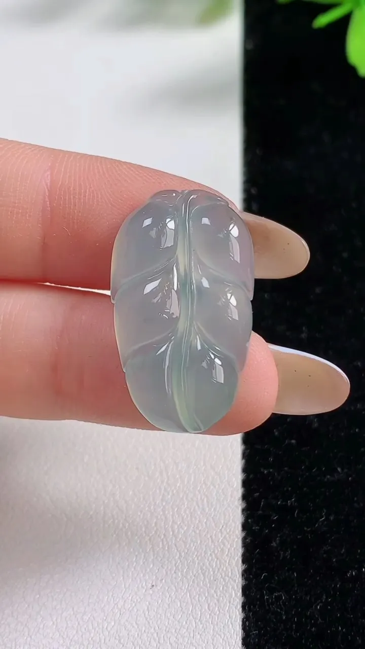 天然A货翡翠金枝玉叶 叶子吊坠，尺寸26-15.7-4，重:3.69g
11月4日