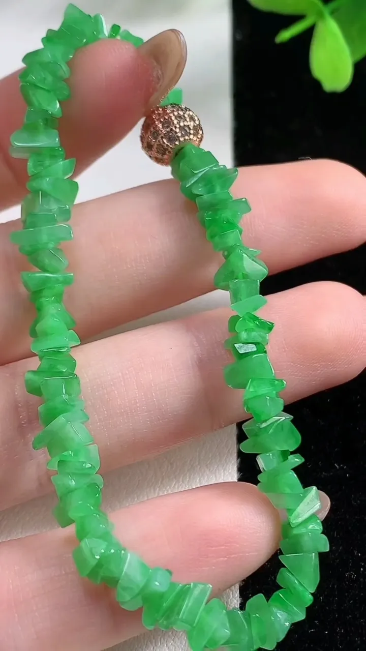天然A货翡翠原石手串，尺寸4.3-2.9-1.7，重量:7.48g11月4日
工厂直销收藏佳品,种好
