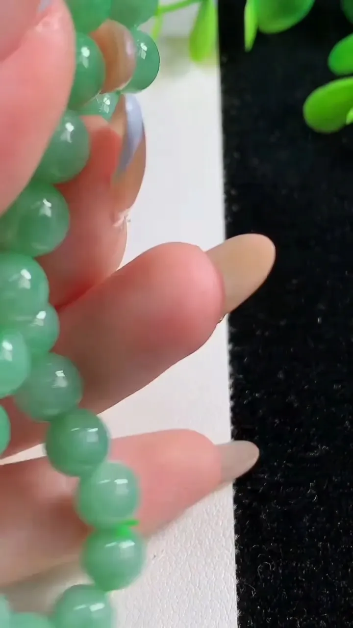 天然A货翡翠圆珠手串，尺寸7.8-24颗，重:20.98g11月4日
工厂直销收藏佳品,种好水足，色泽均匀，有种有色，上手高大气！