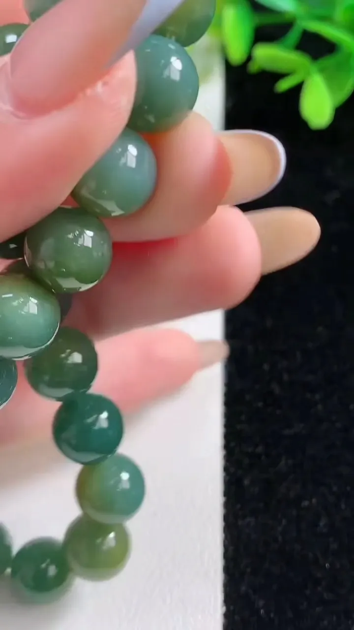 天然A货翡翠货蓝水双彩圆珠手串21颗，尺寸9.8，重:33.51g11月4日
工厂直销收藏佳品,种好水足，色泽均匀，有种有色，上手高大气！
