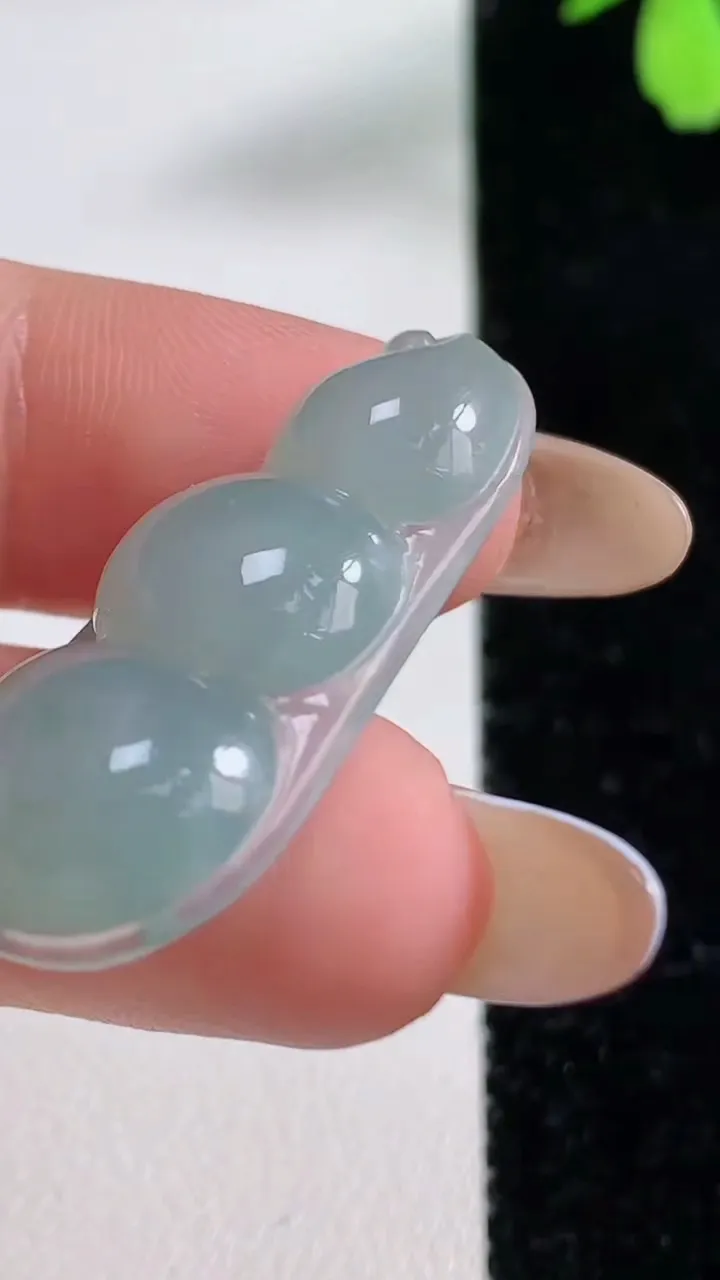 天然A货翡翠飘花福豆吊坠，尺寸33-15.6-6.2，重量:5.20g
11月4日