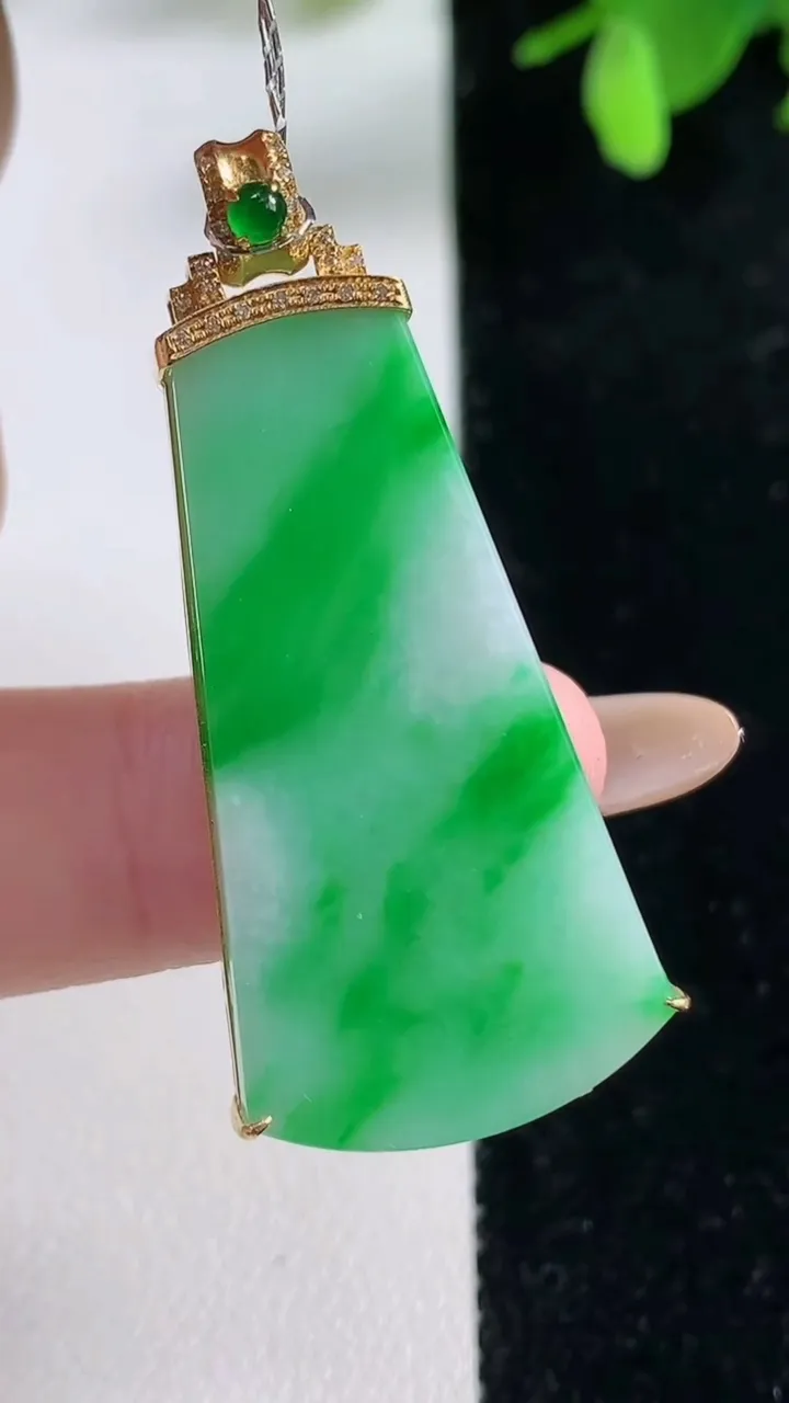 天然A货翡翠无事牌吊坠，尺寸37.4-19.6-5.2，重量:6.94g
11月4日