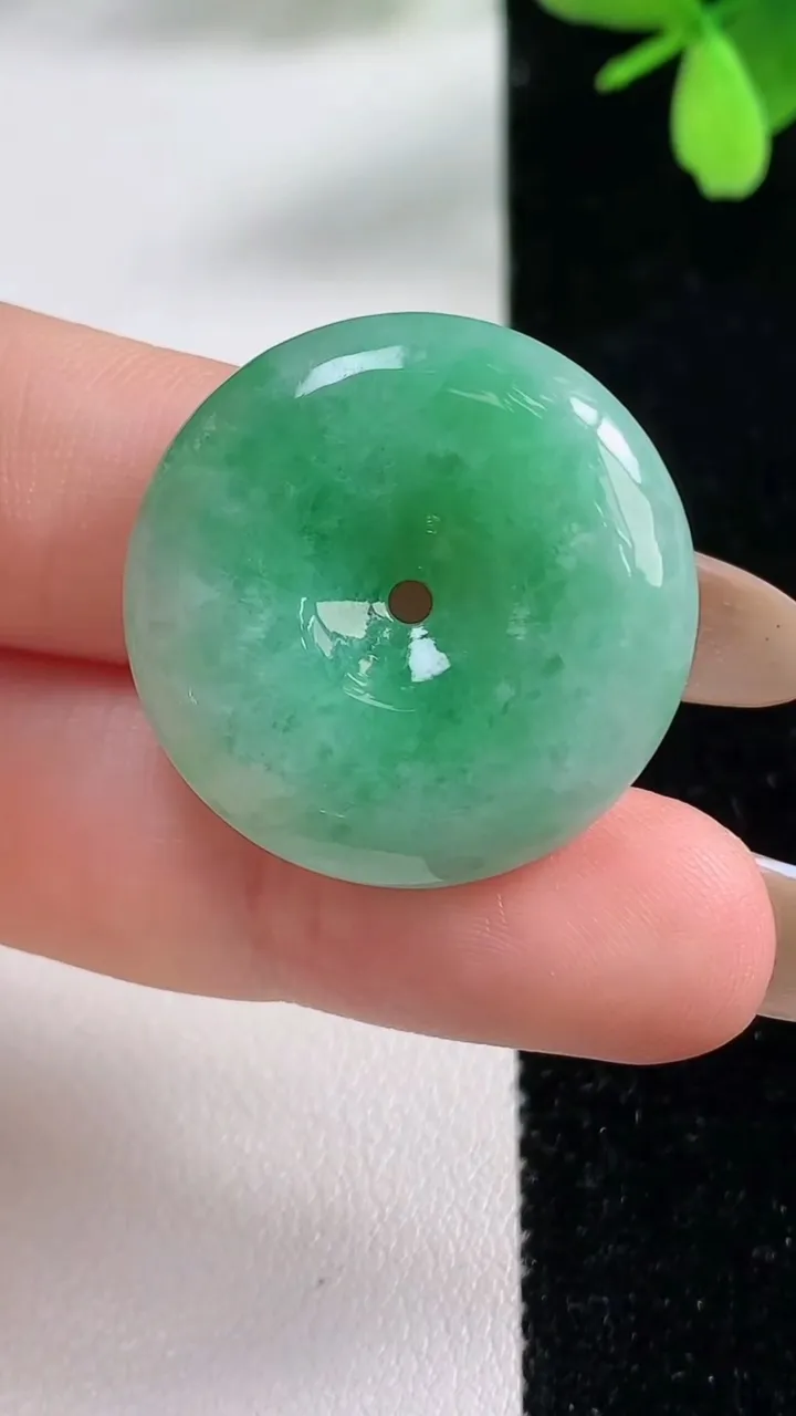 天然A货翡翠平安扣吊坠，尺寸26.4-5.8，重量:8.95g
11月4日