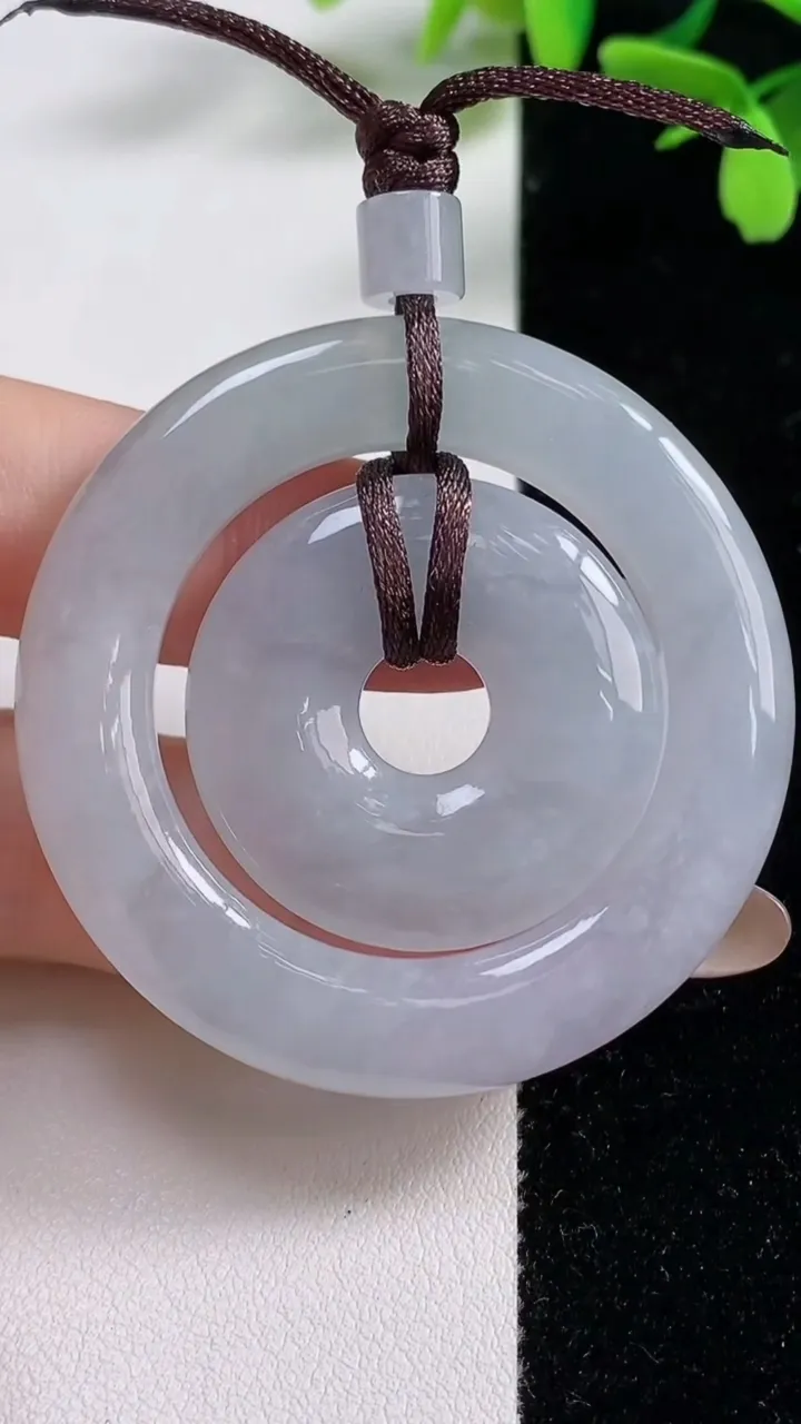 天然A货翡翠白冰母子平安扣吊坠，尺寸48.8-5.8，重:35.96g
11月4日