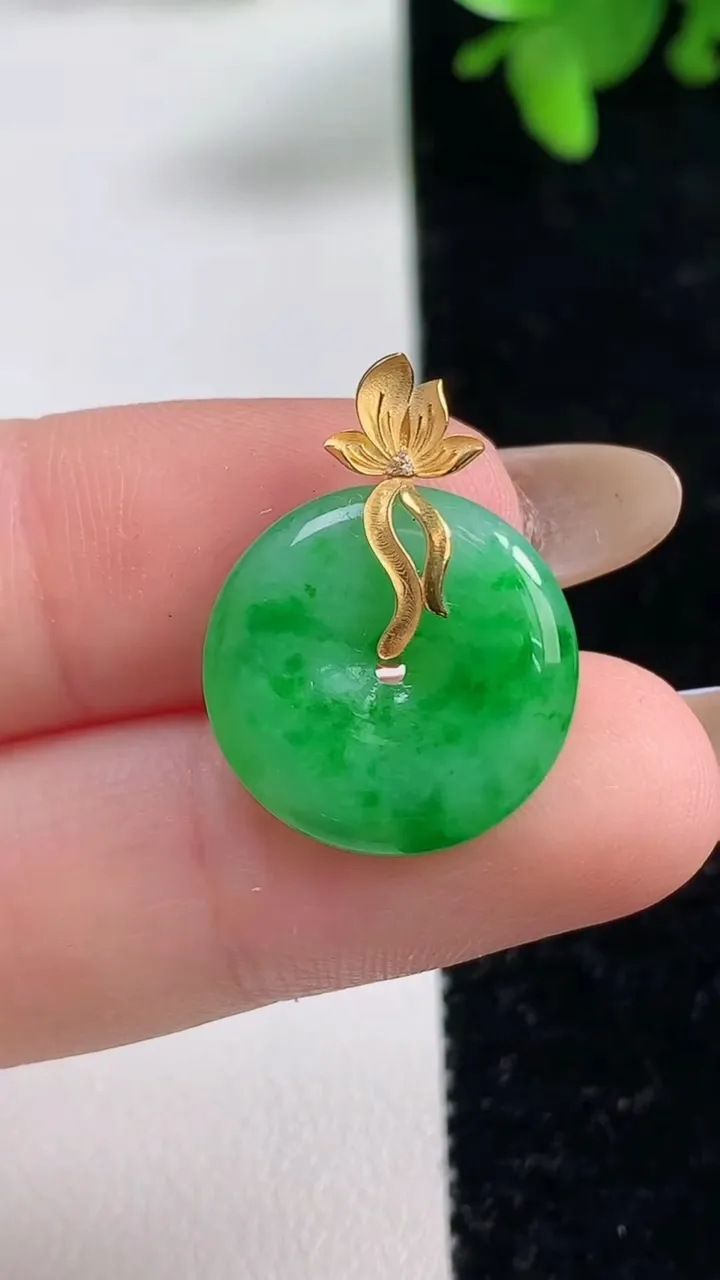 天然A货翡翠平安扣吊坠，尺寸17-3.3，重量:2.25g
11月4日