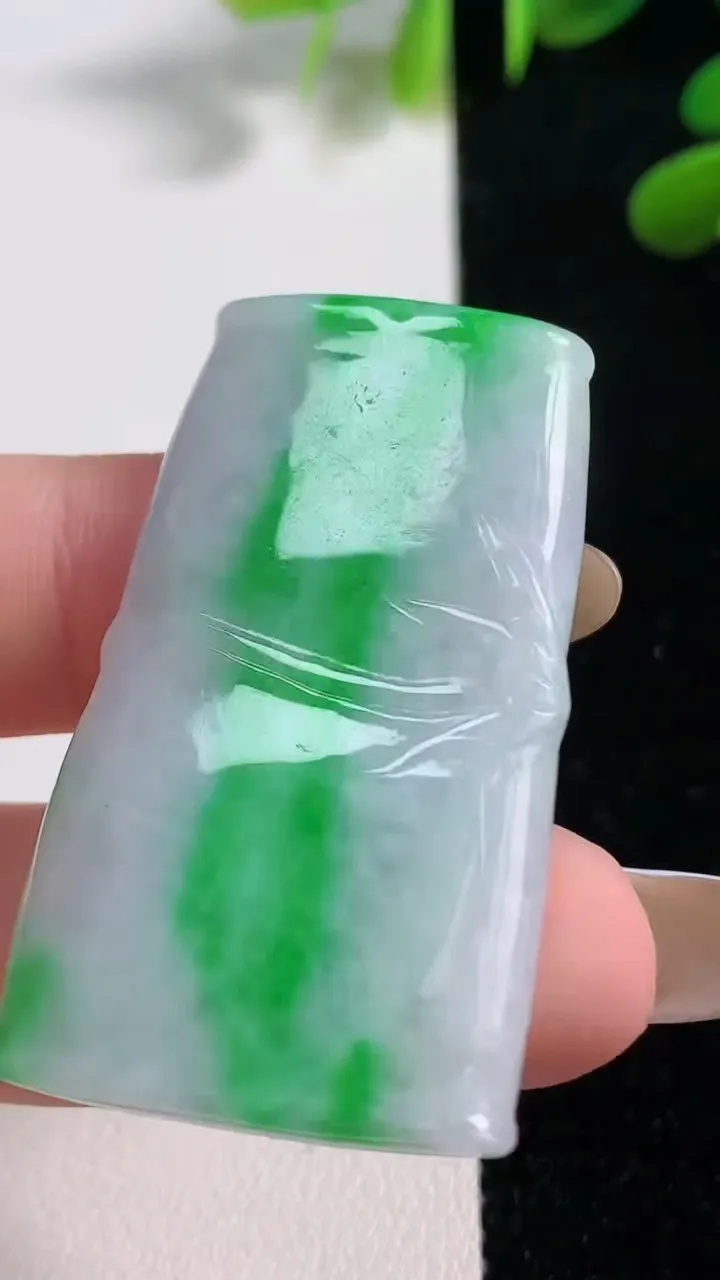 天然A货翡翠节节高升 竹节吊坠，尺寸44-25-5.5，重:16.19g
11月4日