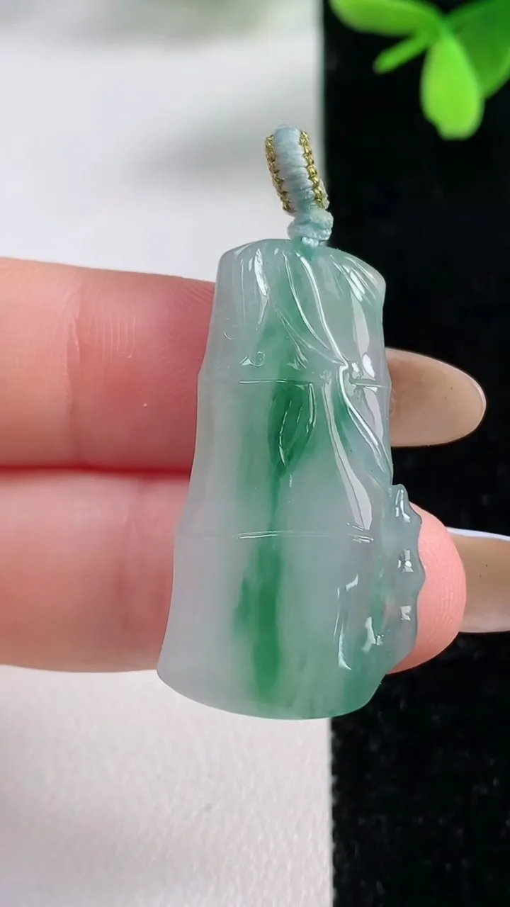 天然A货翡翠节节高升 竹节吊坠，尺寸33.5-17.2-4.1，重量:5.57g
11月4日