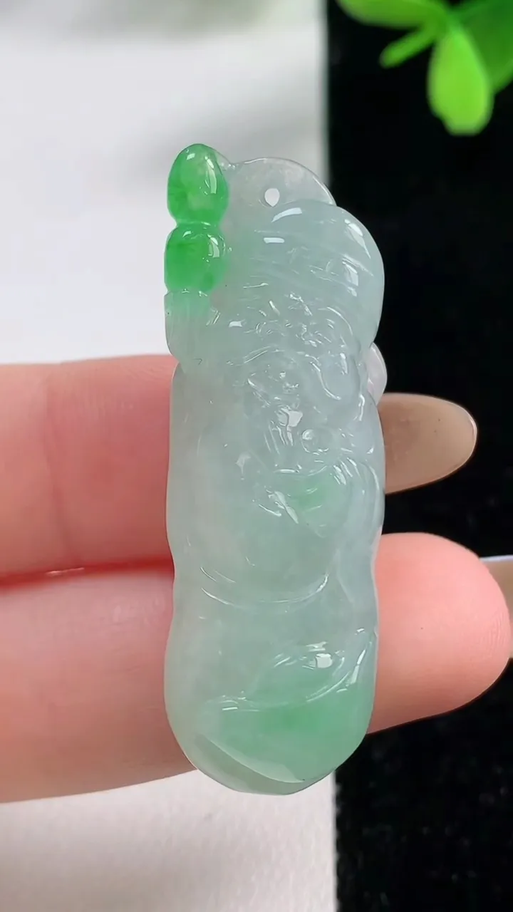 天然A货翡翠财神爷吊坠，尺寸43-15-9.3，重量:11.90g
11月4日