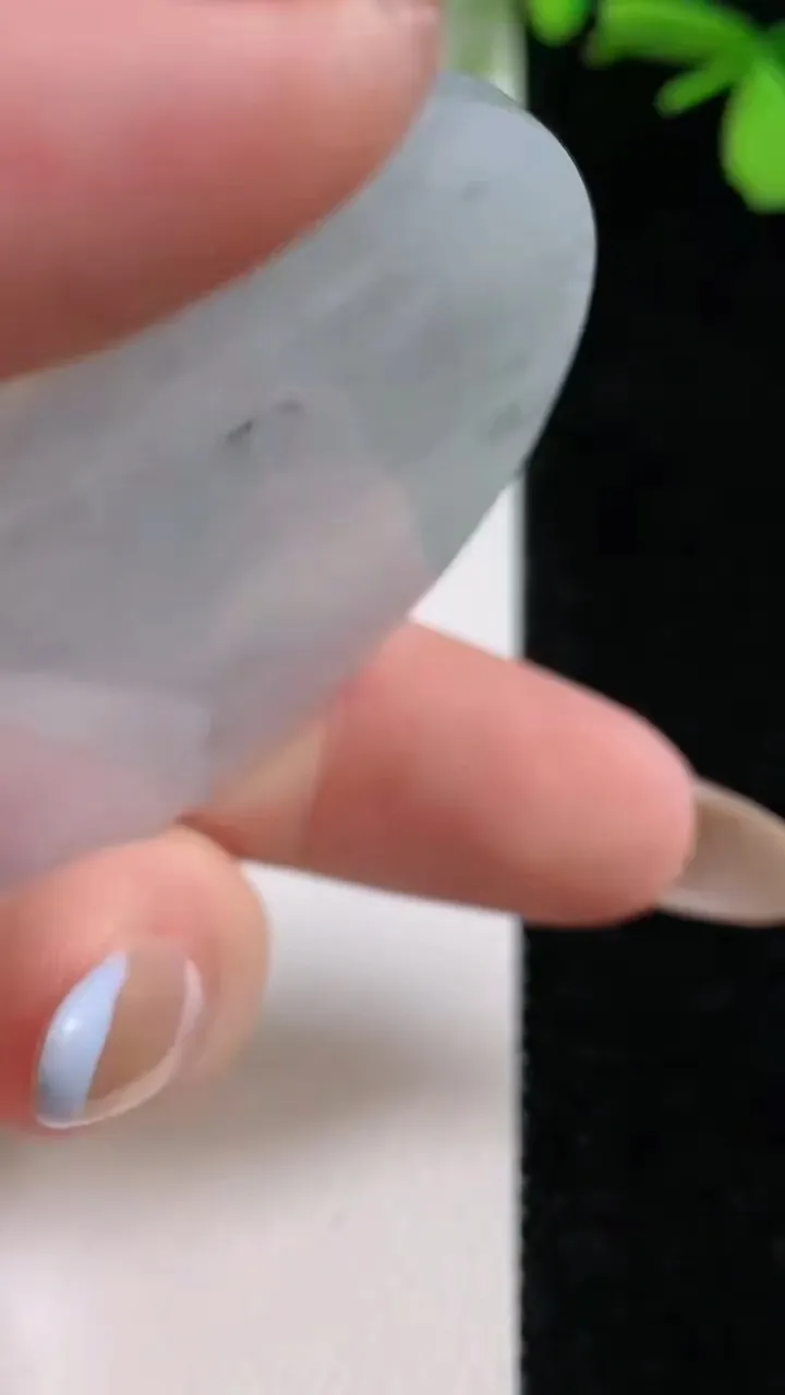 天然A货翡翠白冰无事牌吊坠，尺寸46.8-3.4，重:19.97g
11月4日