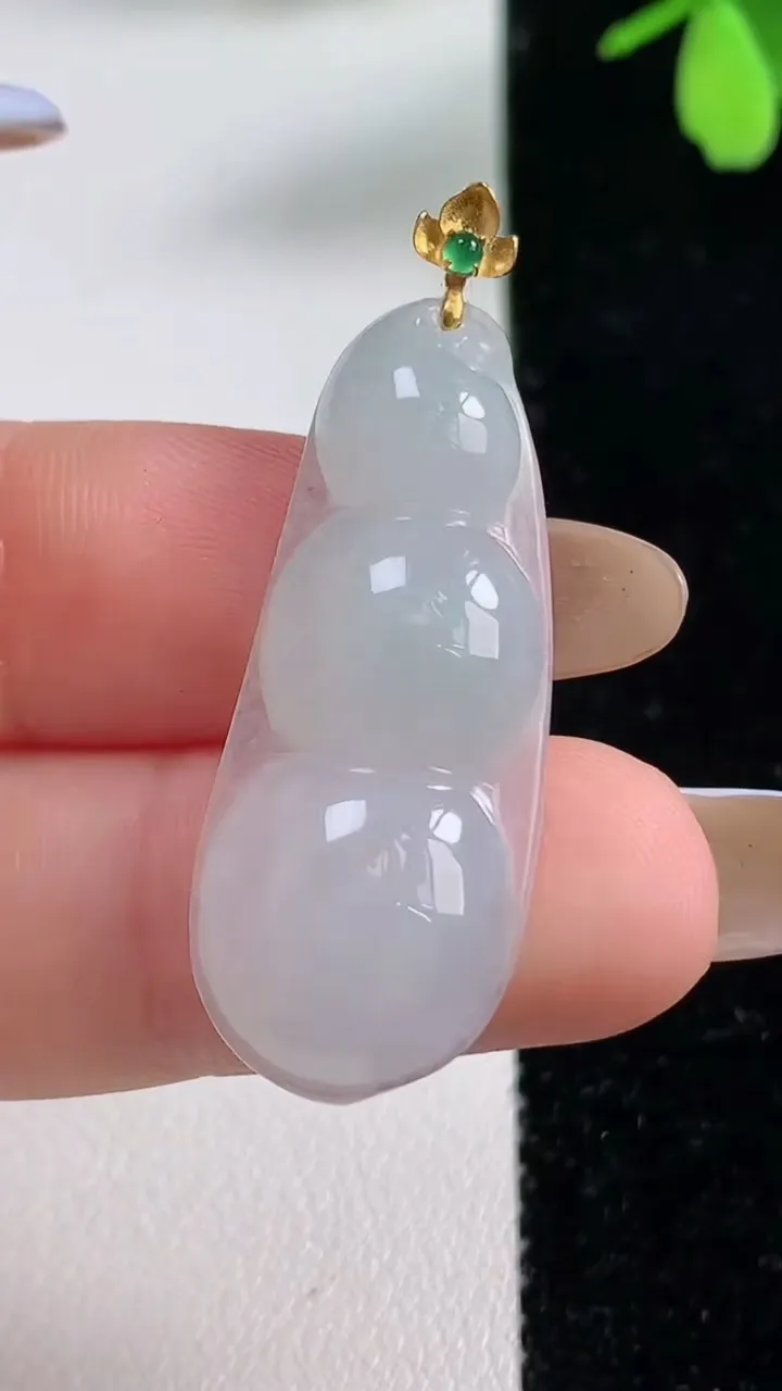 天然A货翡翠种白冰福豆吊坠，尺寸34.5-14-5.3，重量:4.43g
11月4日