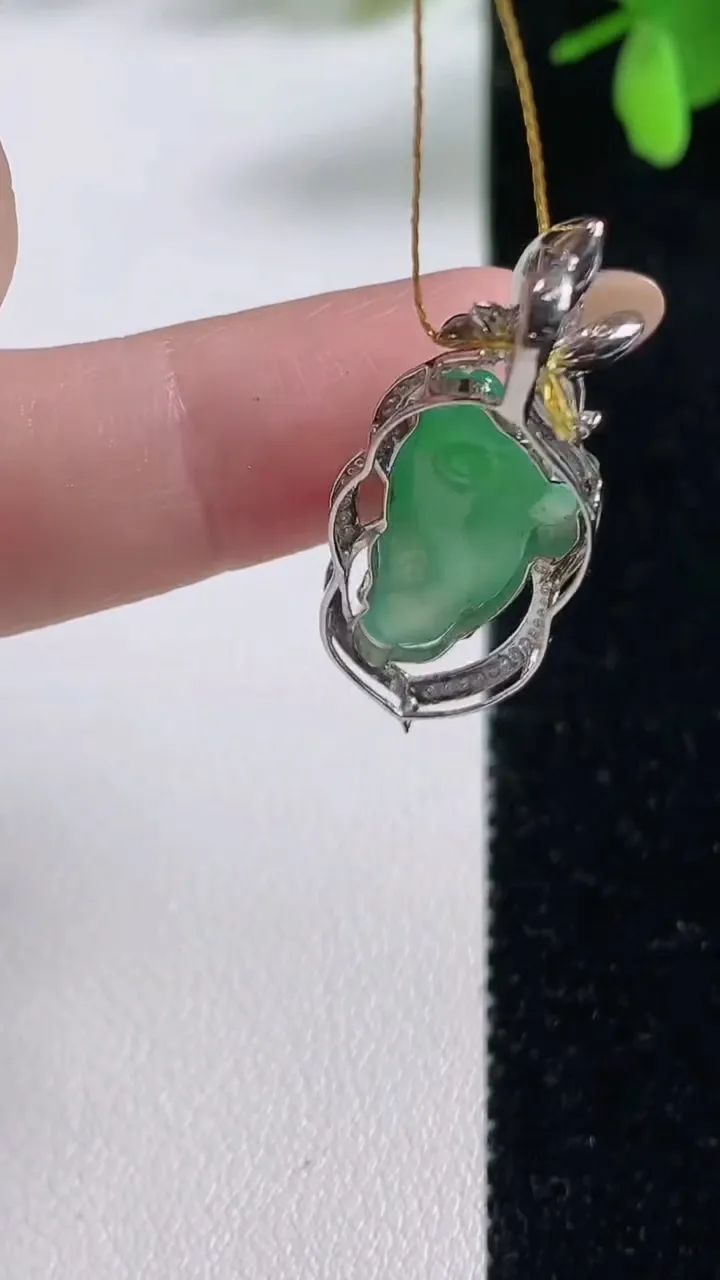天然A货翡翠年年有余吊坠，尺寸34-13.3-7，裸石19.3-10.9重量:3.37g
11月4日