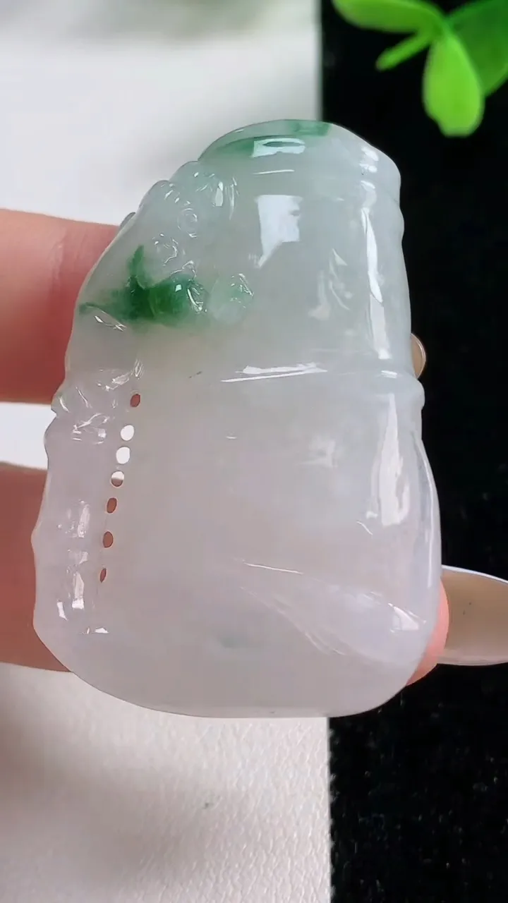 天然A货翡翠节节高升 竹节吊坠，尺寸47.5-28.6-8.9，重量:25.09g
11月4日