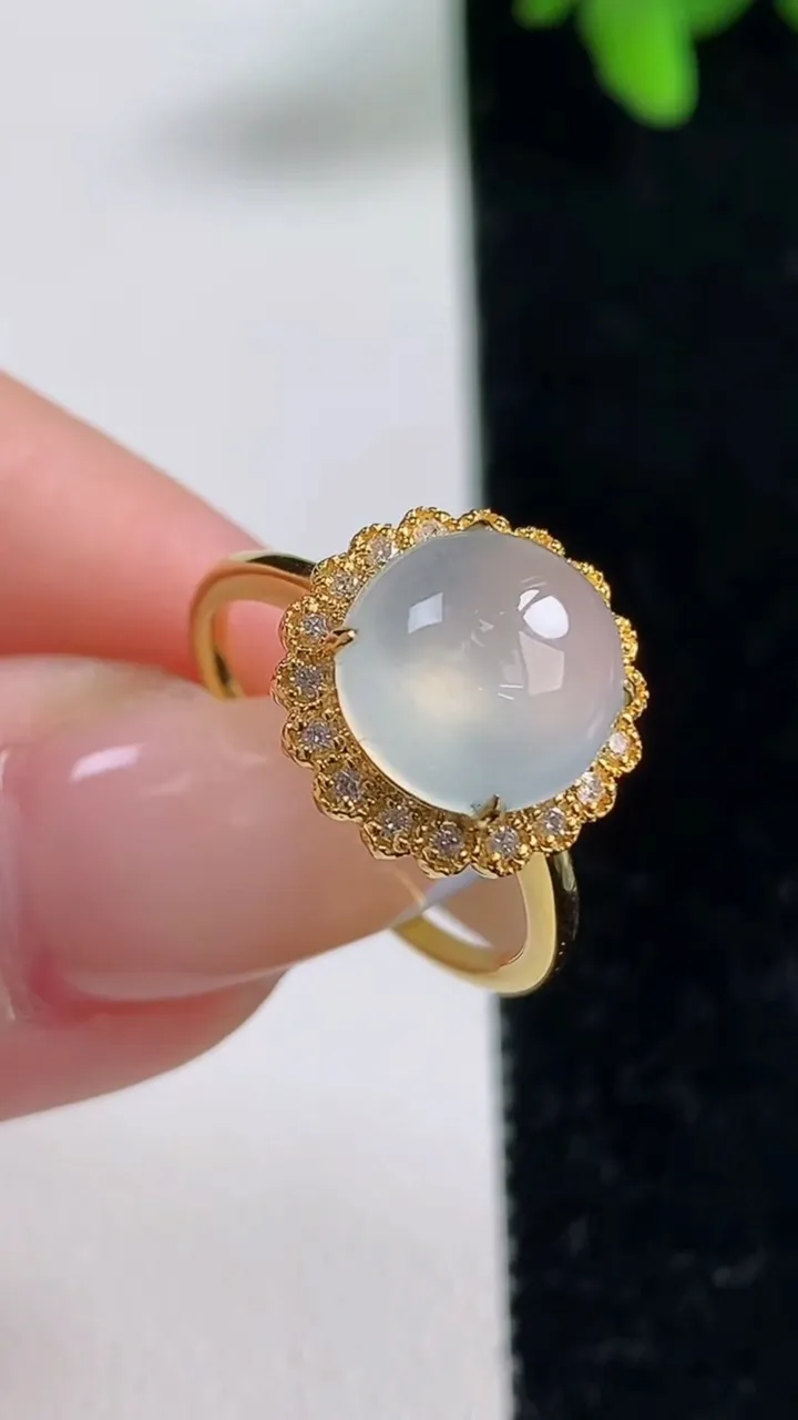 天然A货翡翠种白冰蛋面戒指，尺寸18-9.8-9-7.5，重量:2.40g2025年11月4日
工厂直销收藏佳品,种好水足，色泽均匀，有种有色，上手高大气！