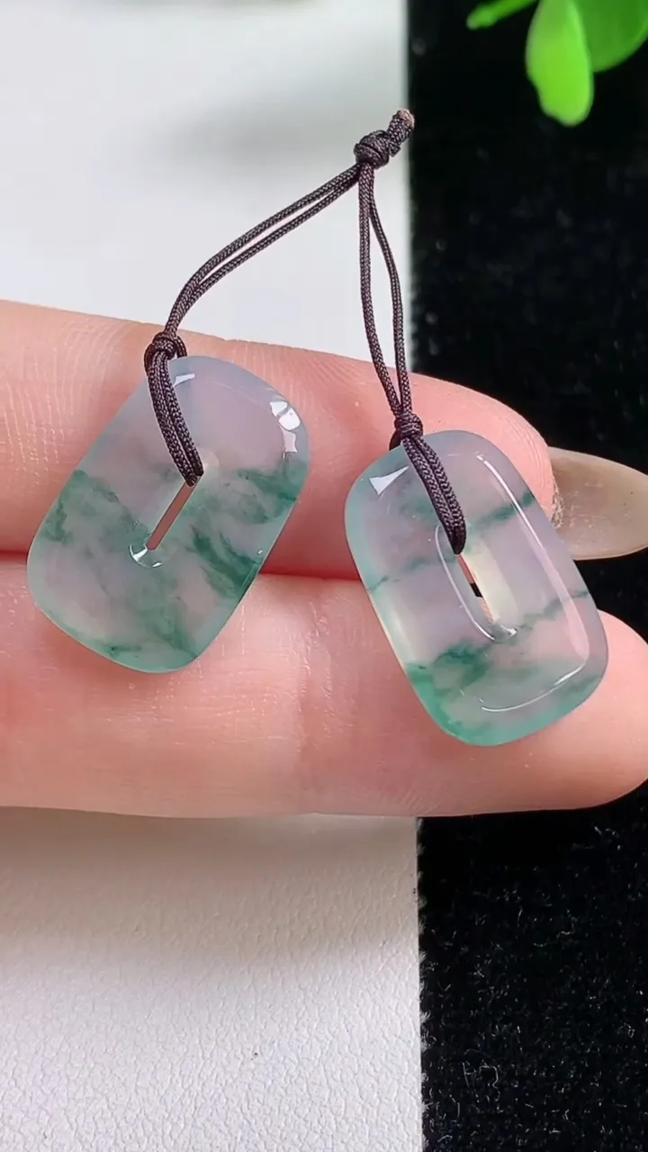 天然A货翡翠冰种飘花福贝吊坠一对，尺寸20-12.5-2.8，重量:3.59g
11月4日