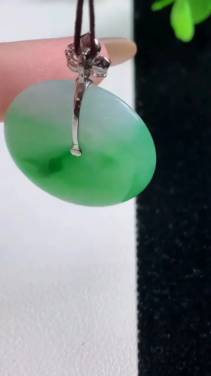 天然A货翡翠平安扣吊坠，尺寸25.6-5.3，重量:7.47g
11月4日