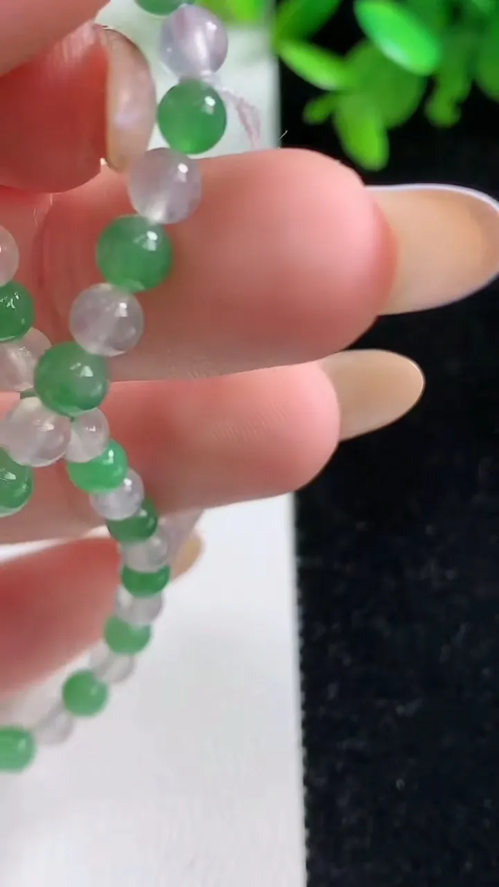 天然A货翡翠圆珠手串，尺寸4.8-42颗，重量:6.47g11月4日
工厂直销收藏佳品,种好水足，色泽均匀，有种有色，上手高大气！