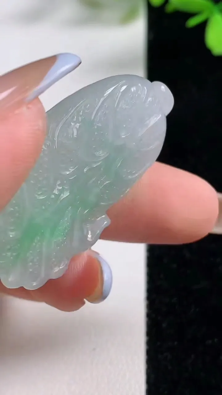 天然A货翡翠白菜吊坠，尺寸41-23-9.5，重:15.14g
11月4日