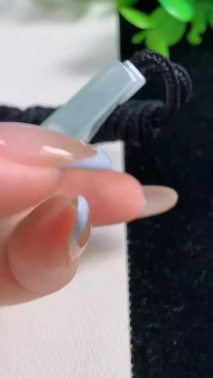 天然A货翡翠冰种飘花仿古无事牌吊坠，尺寸56-30.8-6.5，重量:39.27g
11月4日