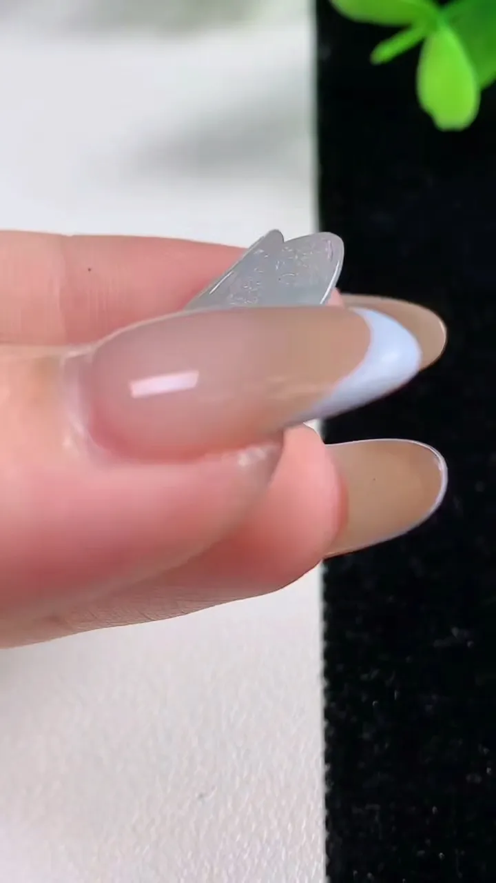 天然A货翡翠一鸣惊人吊坠，尺寸28.7-12.4-6.3，重量:4.30g
11月4日