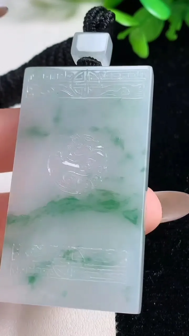 天然A货翡翠冰种飘花仿古无事牌吊坠，尺寸56-30.8-6.5，重量:39.27g
11月4日