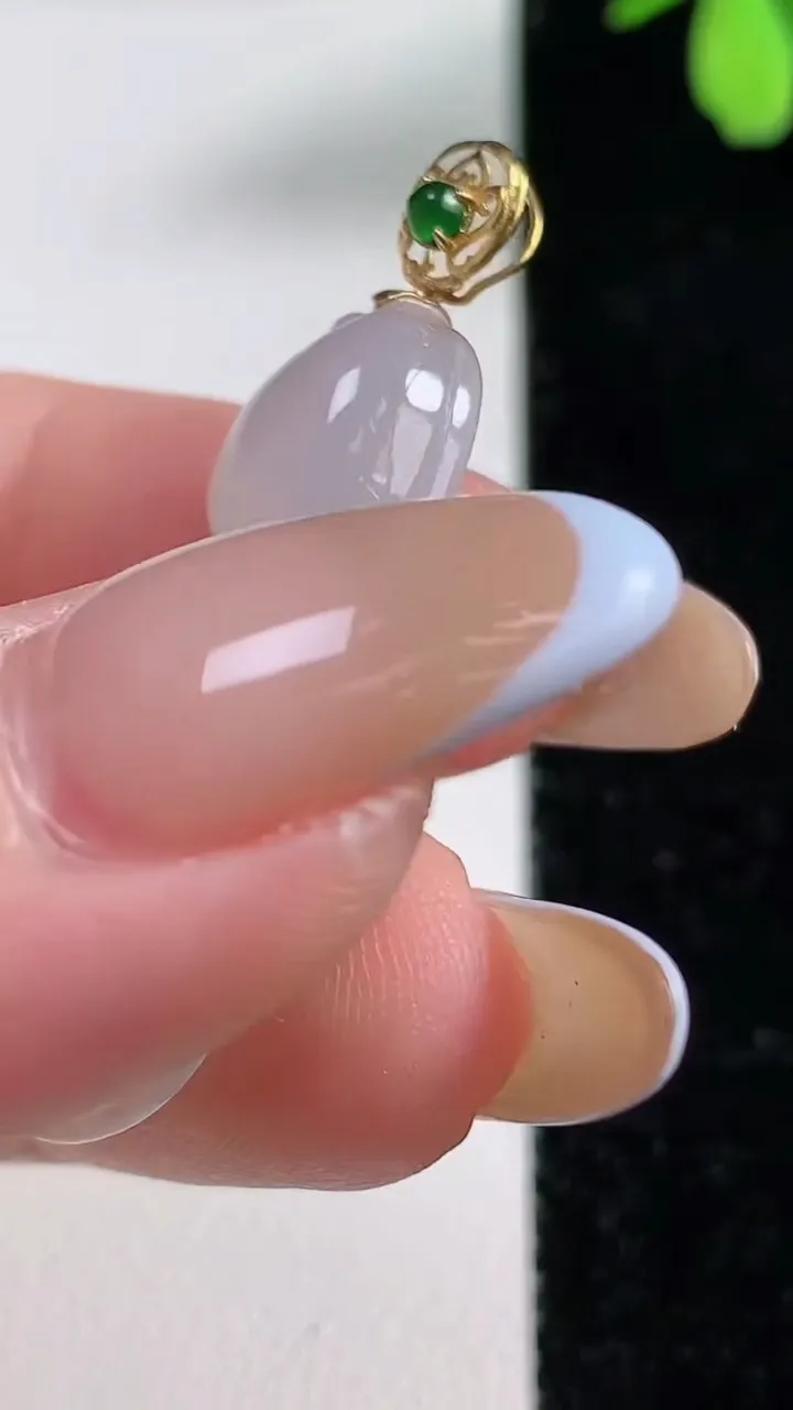 天然A货翡翠种飘花福豆吊坠，尺寸32.6-15-5.8，重量:5.24g
11月4日