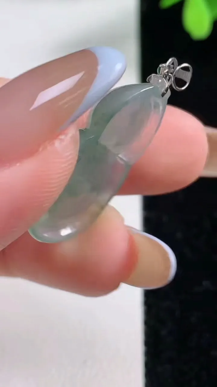 天然A货翡翠种飘花葫芦吊坠，尺寸26.3-16.4-6.3，重量:4.19g
11月4日