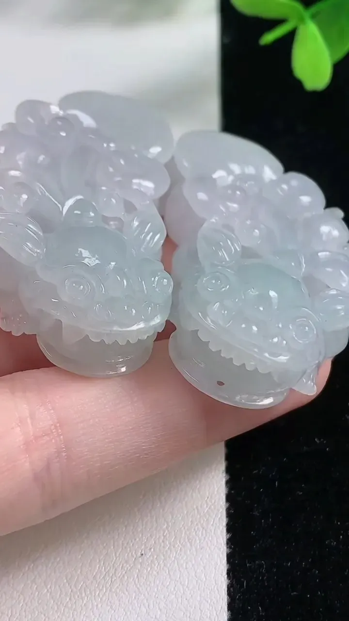 天然A货翡翠貔貅吊坠一对，尺寸45.4-23-10.9，重量:50.69g
11月4日