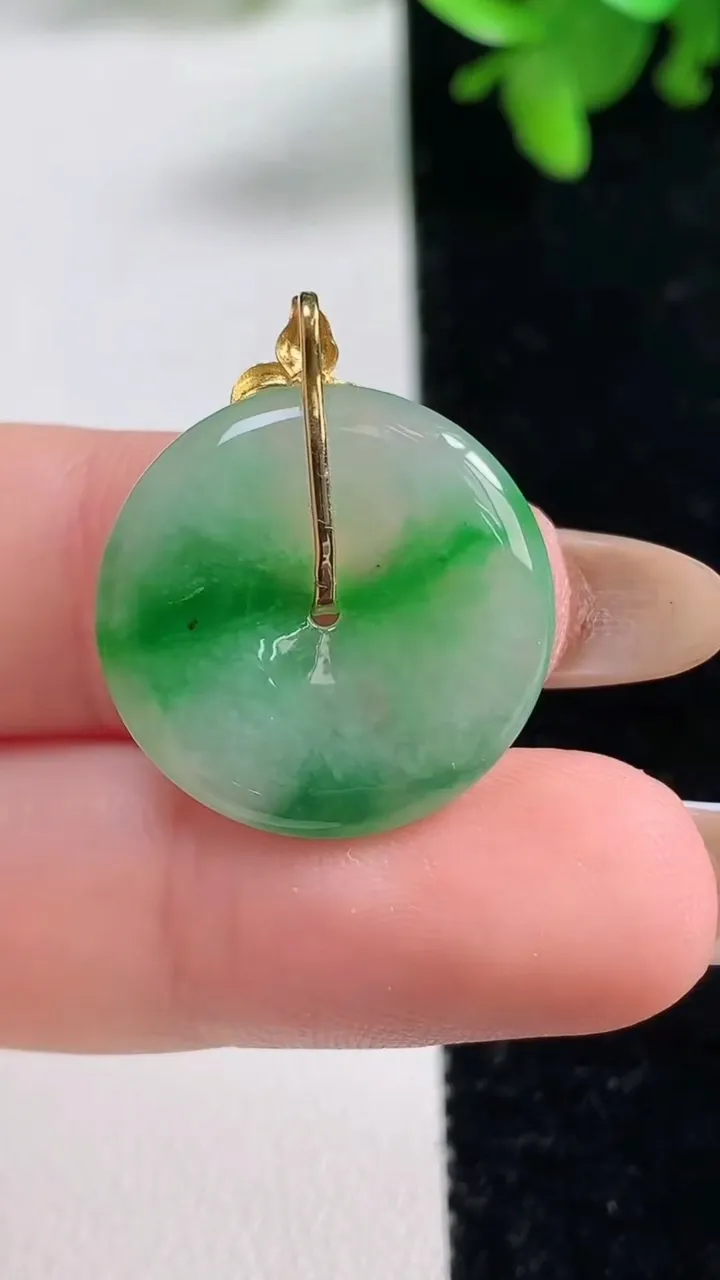 天然A货翡翠平安扣吊坠，尺寸20.9-3.6，重量:3.93g
11月4日