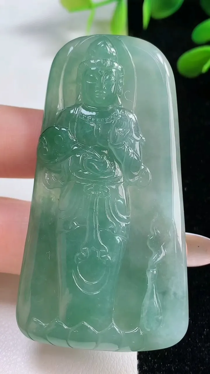 天然A货翡翠大势至菩萨吊坠，尺寸65.5-35-6，重:30.04g
11月4日