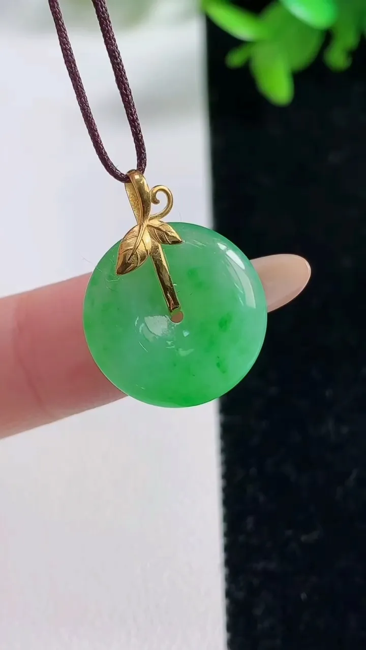天然A货翡翠平安扣吊坠，尺寸17-3.5，重量:2.29g
11月4日