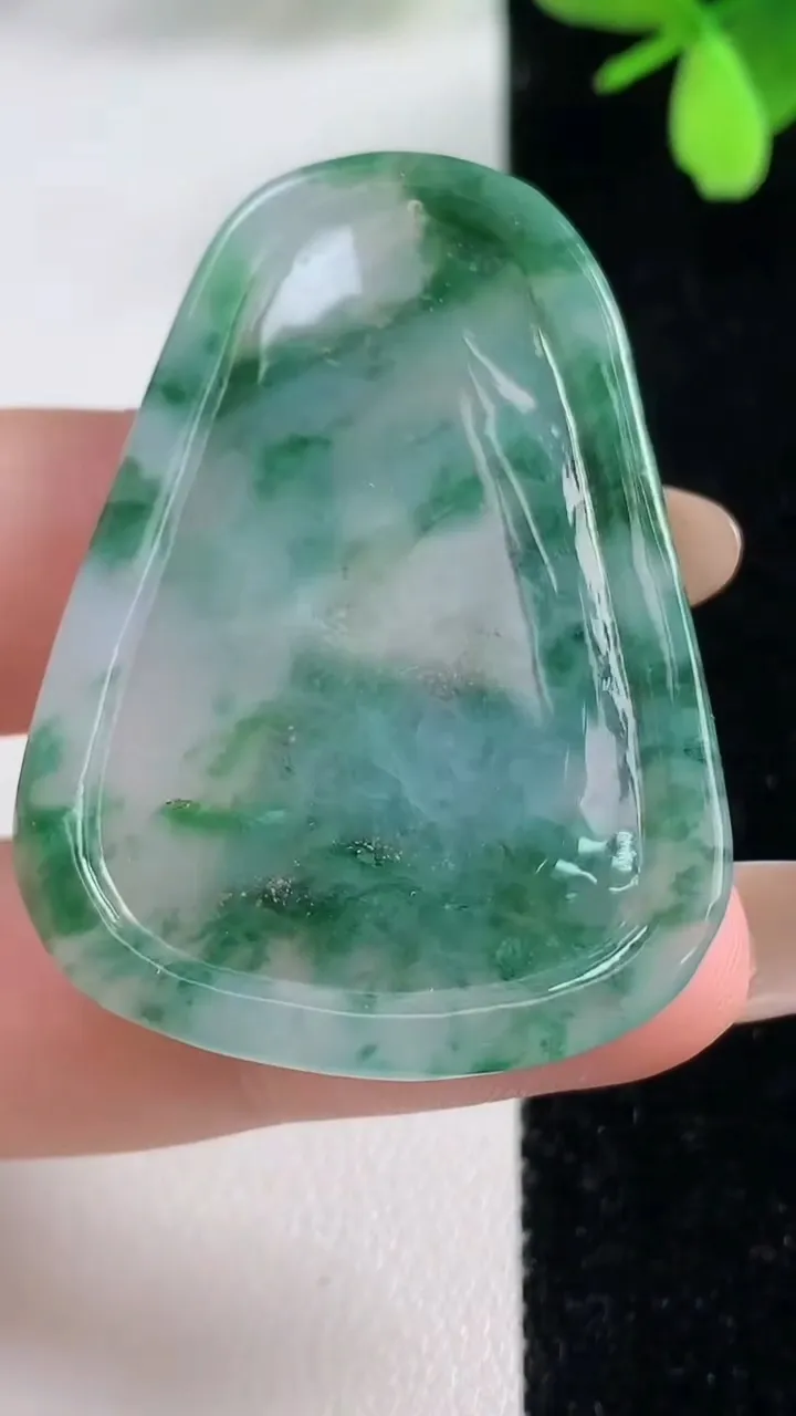 天然A货翡翠飘花生肖马吊坠，尺寸43.6-32.2-4.9，重量:12.01g
11月4日