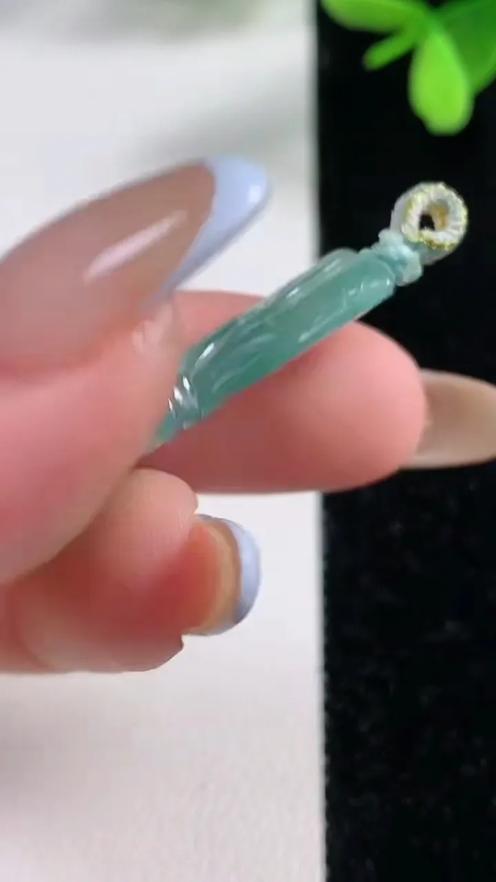 天然A货翡翠节节高升 竹节吊坠，尺寸33.5-17.2-4.1，重量:5.57g
11月4日